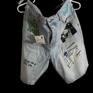Never worn graphic jeans shorts from Zara